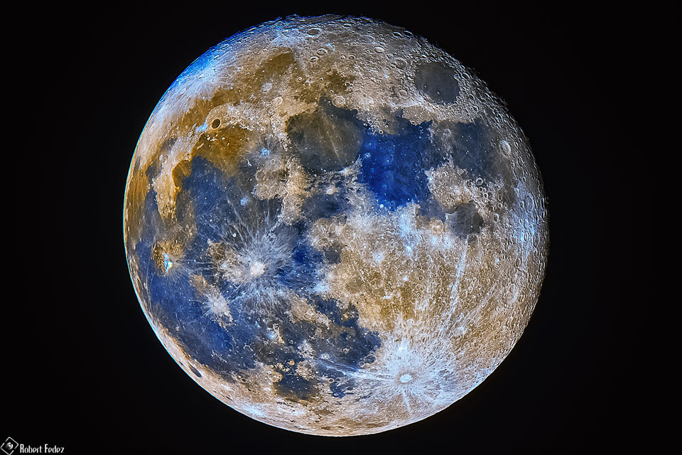图片以高分辨率和夸张的色彩显示了满月。有关更多详细信息，请参阅说明。