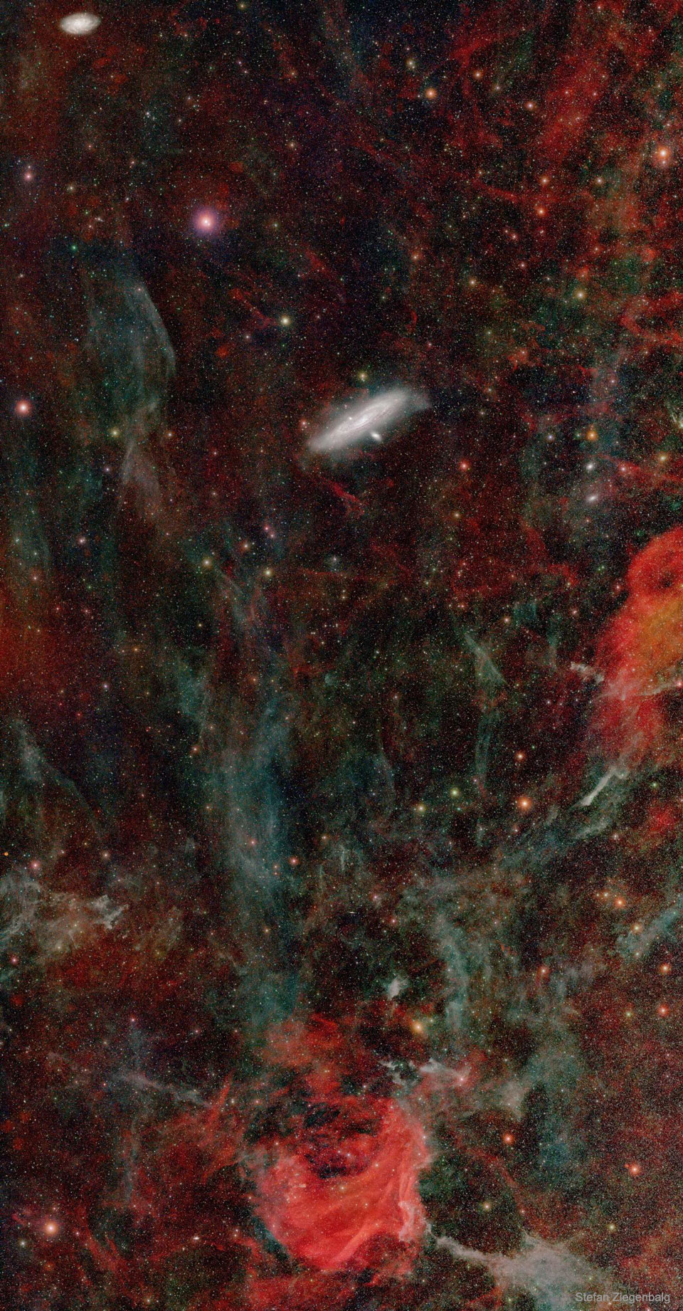 图为环绕仙女座星系M31的深广域图像。有关更多详细信息，请参阅说明。