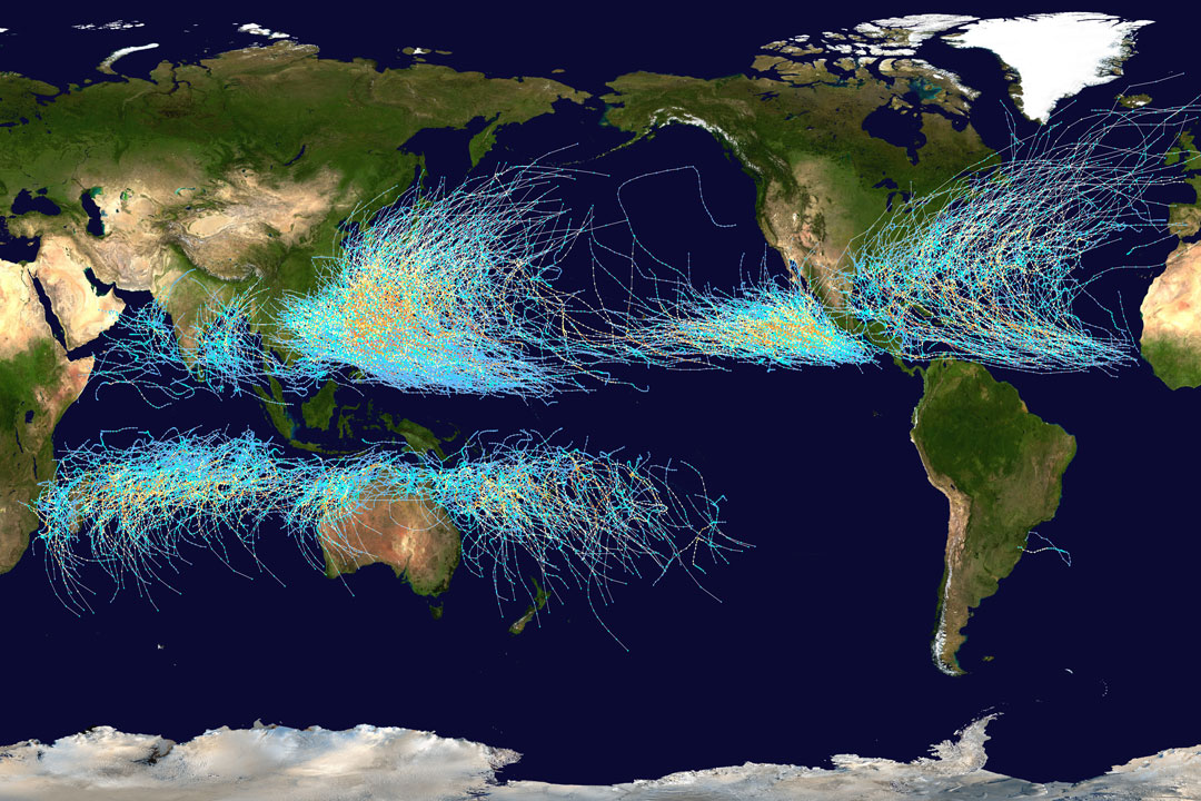 图为1985年至2005年热带风暴横扫地球的路径。有关更多详细信息，请参阅说明。