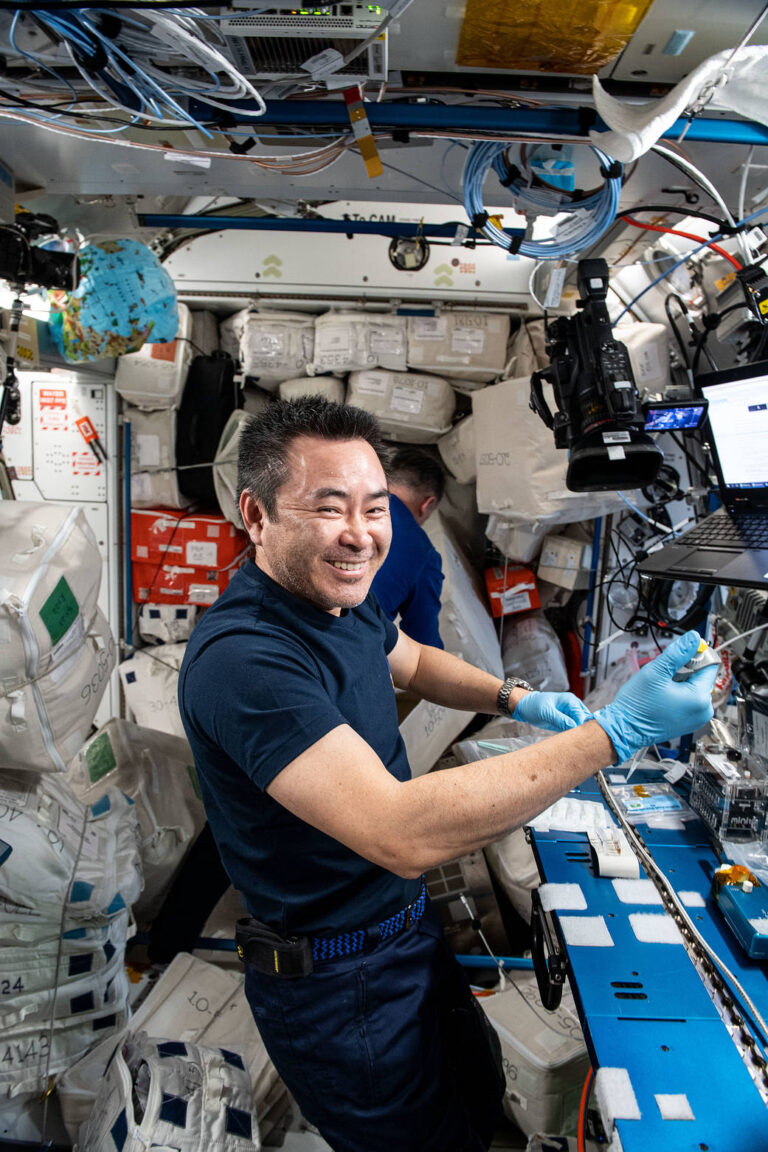 宇航员星出彰彦在空间站上进行DNA测序
