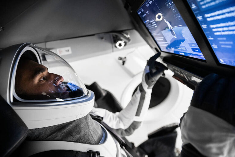 拉贾·查里为SpaceX载人3号任务进行训练