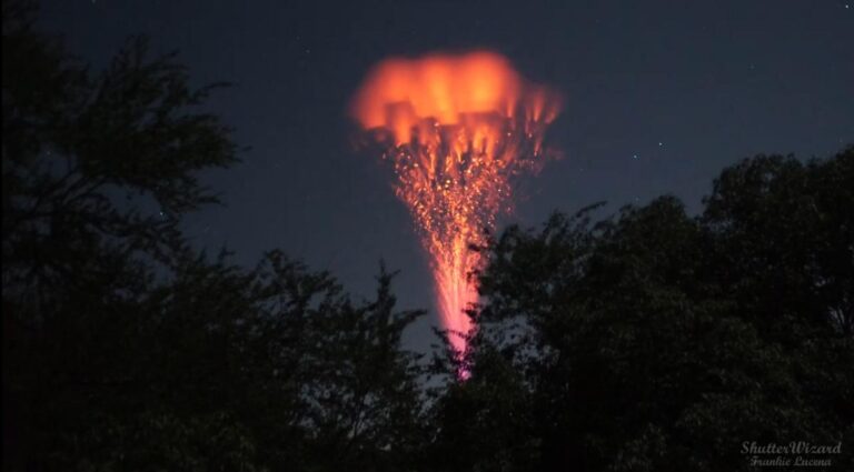 玻多黎各上空的巨大喷流闪电