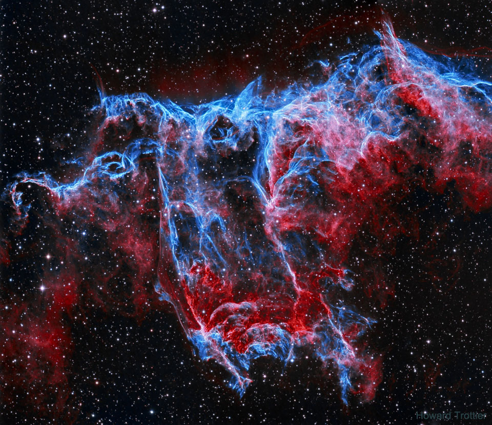 图为因形状而被称为蝙蝠星云的NGC 6995。它是更大的面纱星云的一部分。有关更多详细信息，请参阅说明。