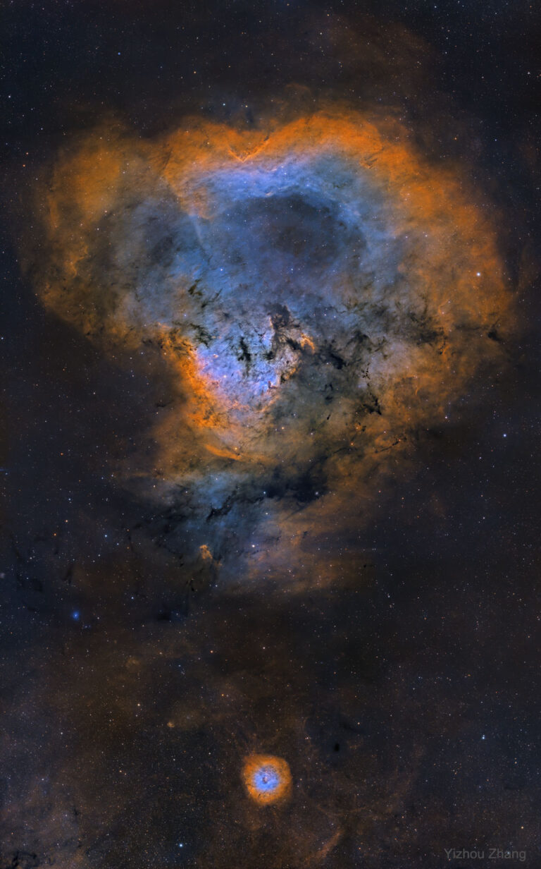 NGC 7822：宇宙级的问号