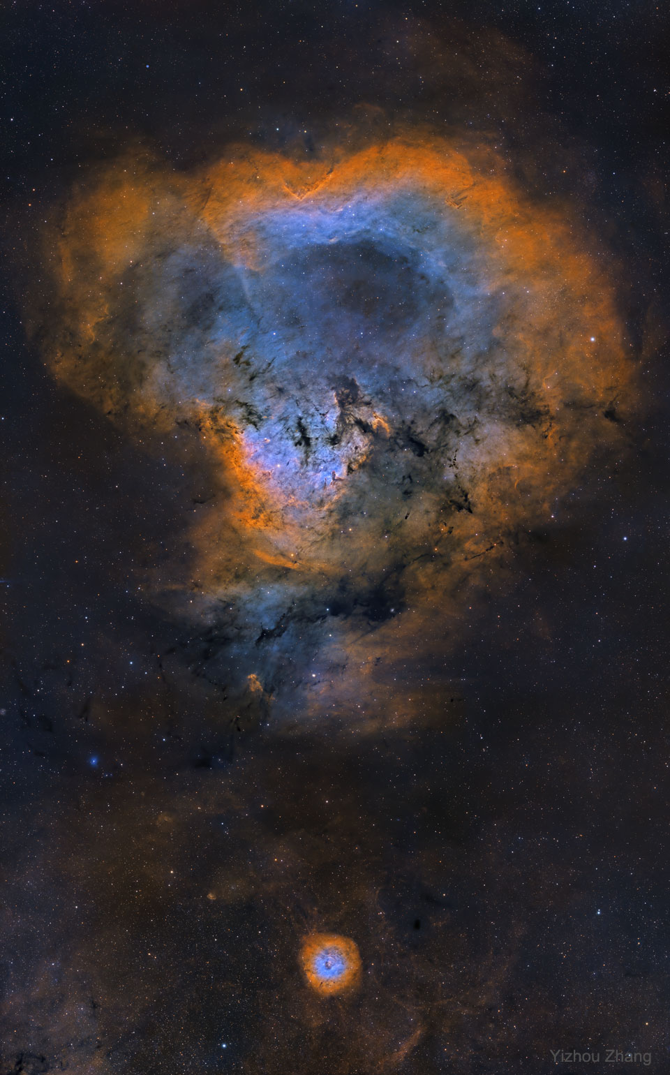 图为 NGC 7822，非正式地称为宇宙问号星云。有关更多详细信息，请参阅说明。