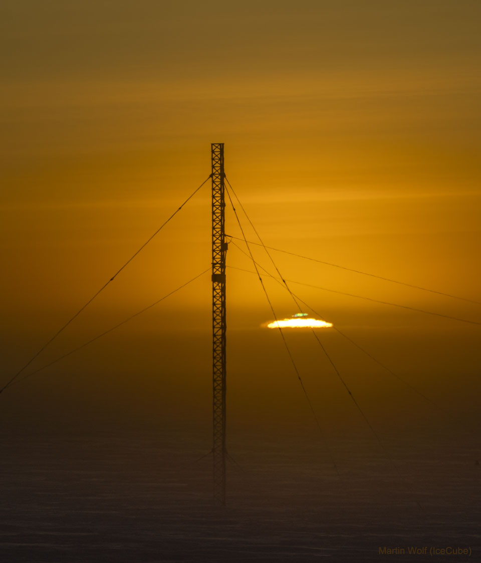 图为上周秋分时太阳从南极升起。前方是通讯塔，太阳在顶部发出一道绿闪。有关更多详细信息，请参阅说明。