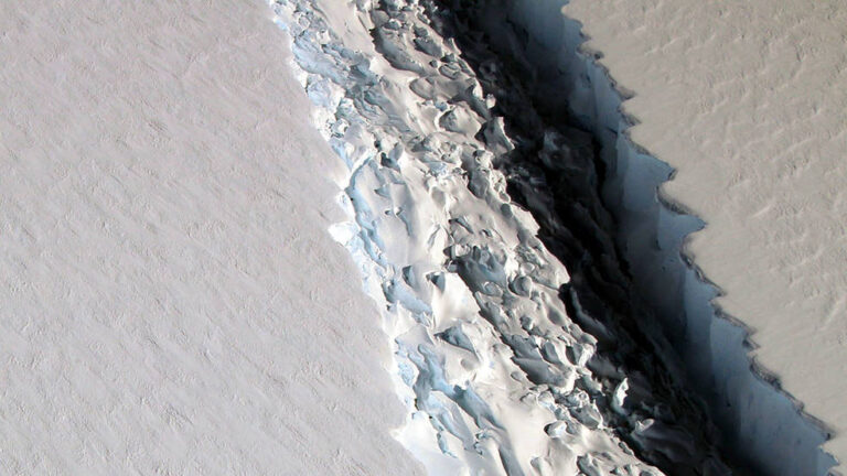 冰冷的“胶水”可能控制着南极冰架断裂的速度