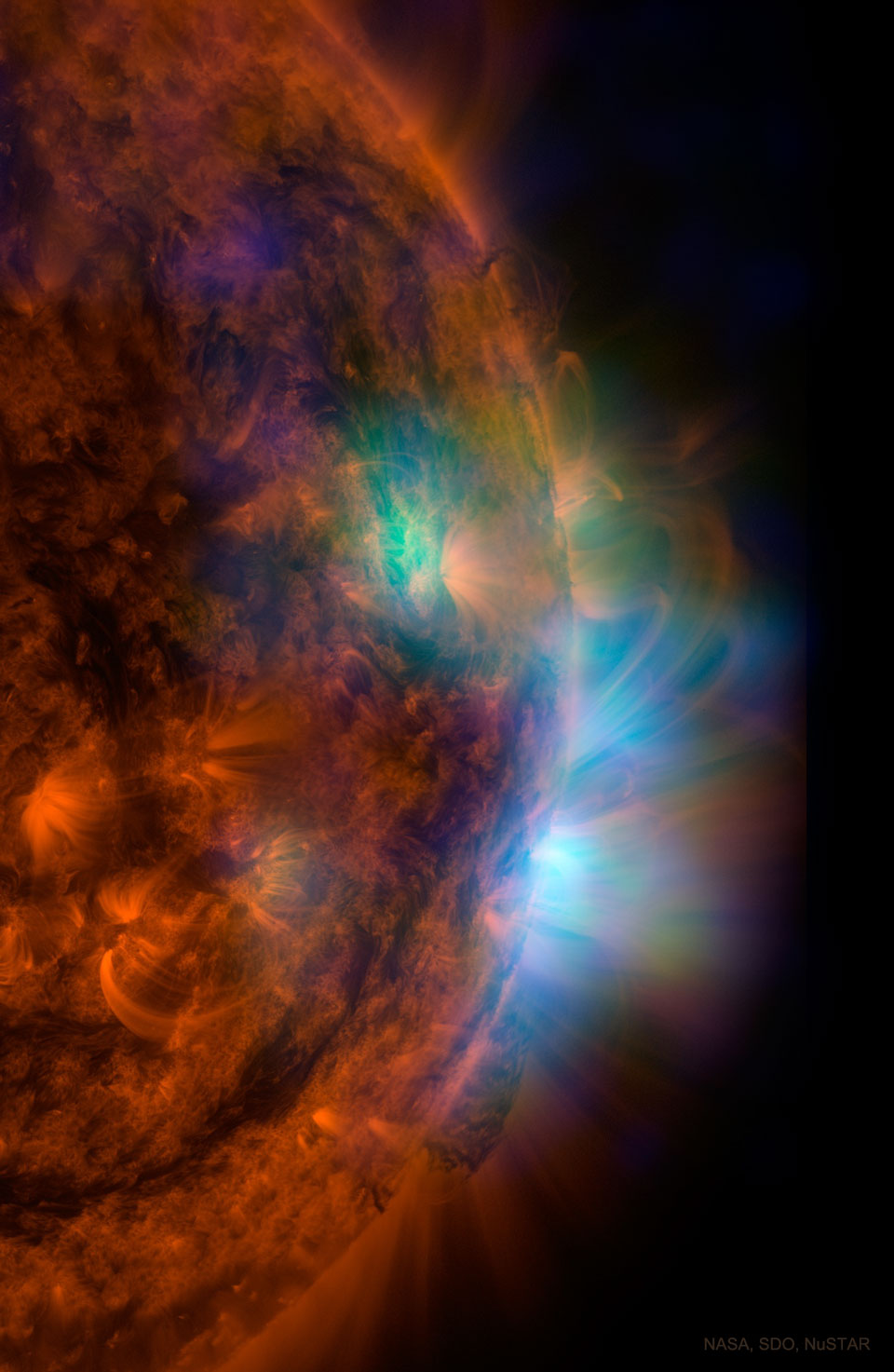 这张特色图像显示了NASA的NuSTAR卫星显示的X射线光下的太阳——叠加在NASA太阳动力天文台拍摄的紫外光下的图像上。有关更多详细信息，请参阅说明。