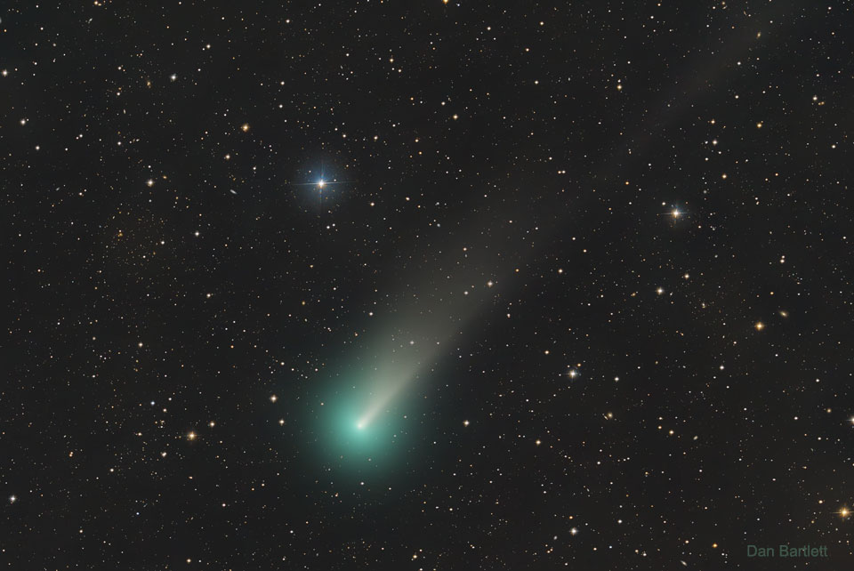特色图像显示了伦纳德彗星的图像，带有绿色彗发和尘埃尾。有关更多详细信息，请参阅说明。