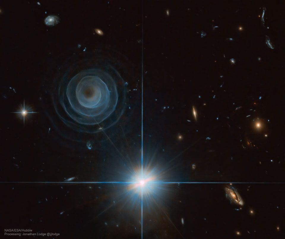 这张特色图片显示了哈勃太空望远镜捕获的双星系统飞马LL星中的一个不寻常的螺旋结构。
有关更多详细信息，请参阅说明。