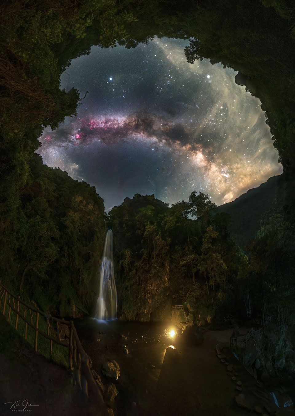 这张照片显示的是拱型银河夜空下的瀑布。有关更多详细信息，请参阅说明。