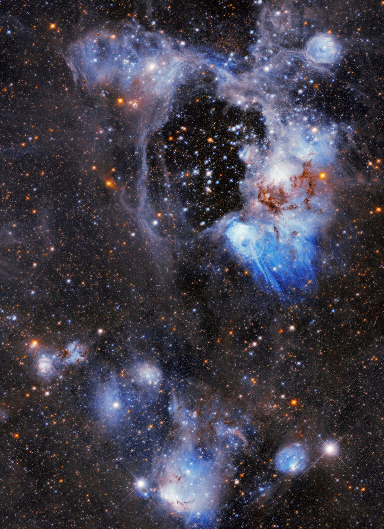 在哈勃新拍摄的图像中，有一团“超级气泡”掏空了星云