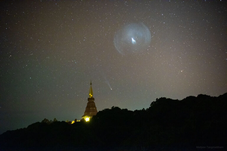 詹姆斯·韦伯太空望远镜发射烟尘后方的李奥纳德彗星