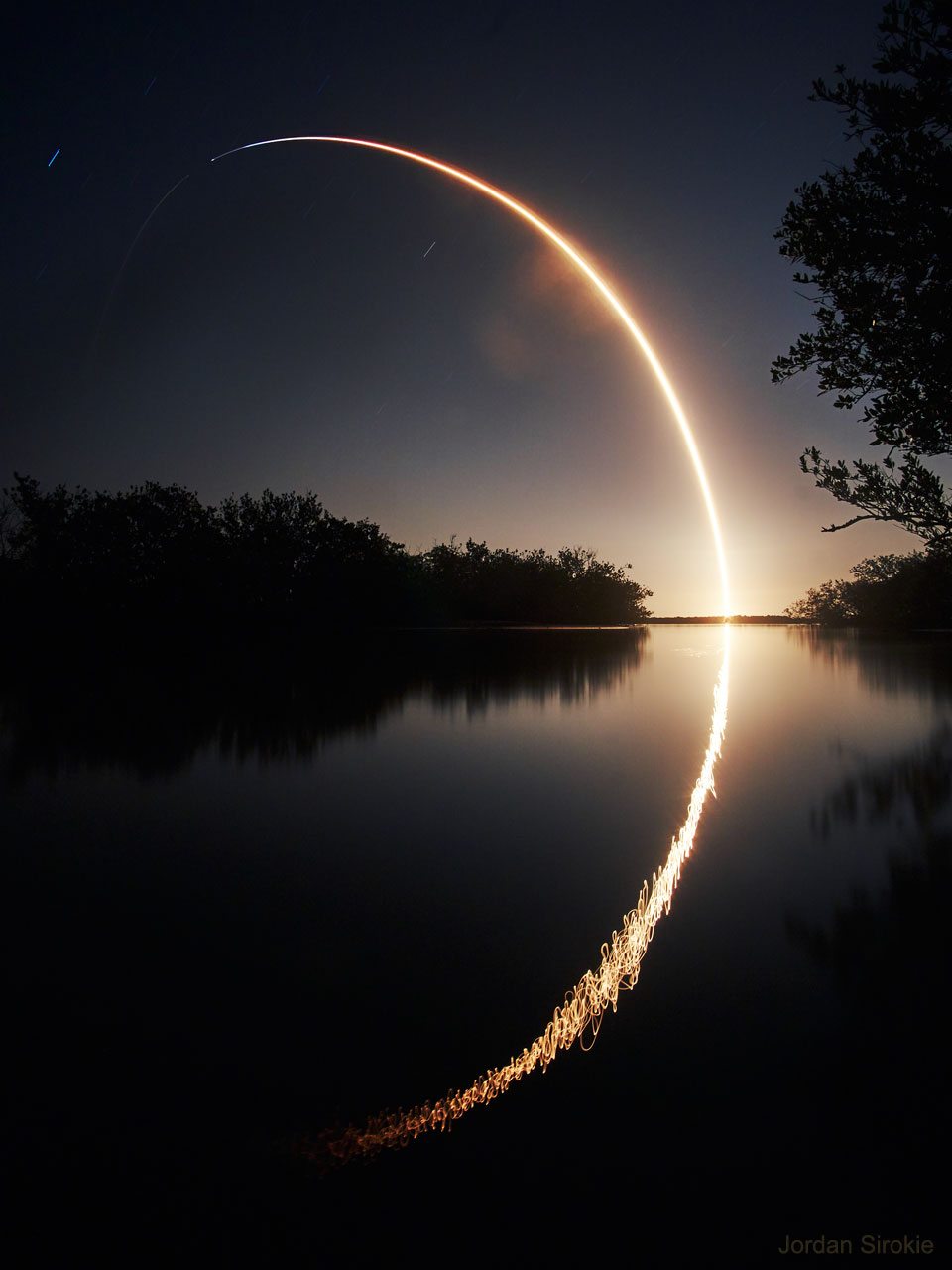 特色图像显示了NASA IXPE天文台发射到低地球轨道的长时间曝光图像。此次发射是在SpaceX的猎鹰9号火箭上进行的。有关更多详细信息，请参阅说明。