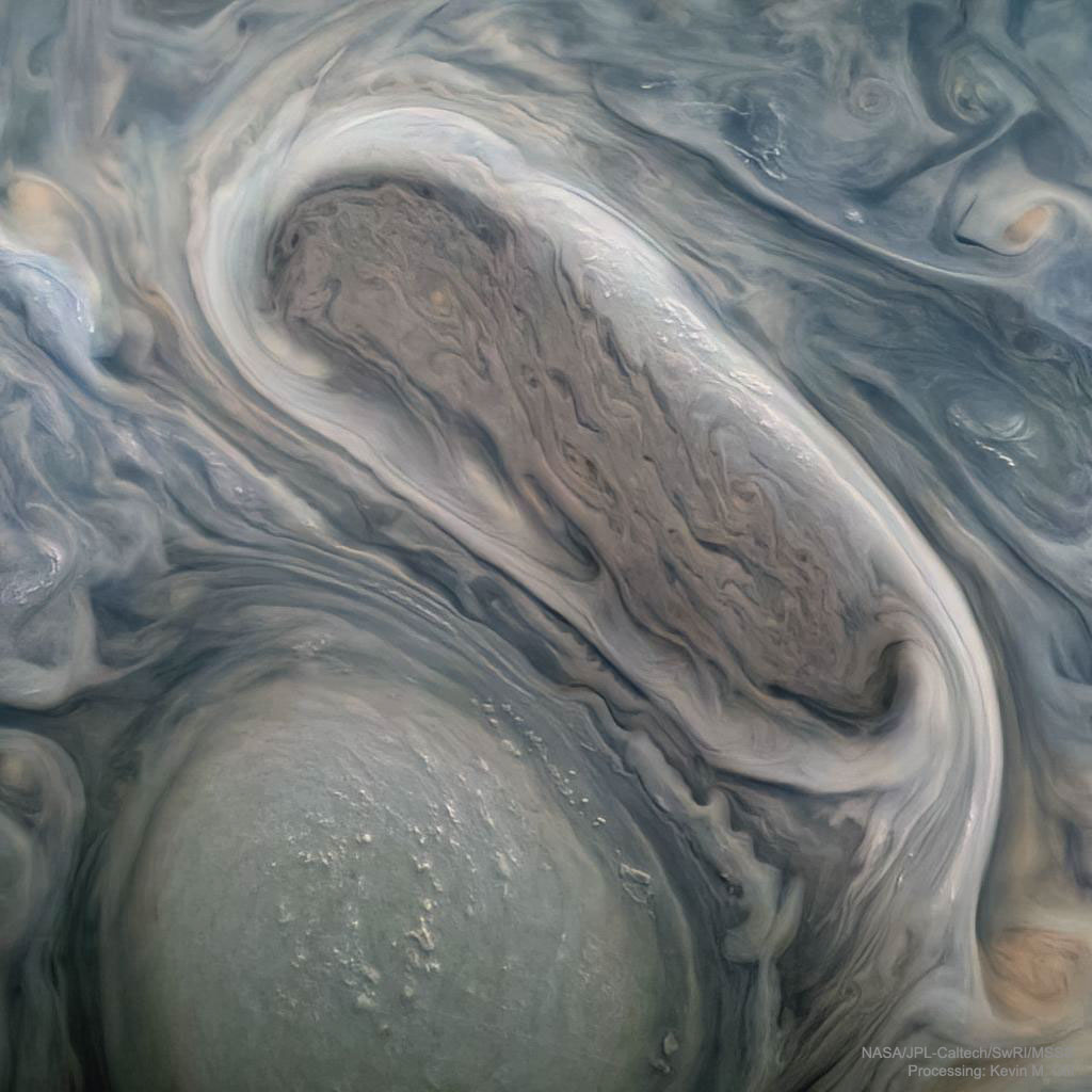 特色图像显示了朱诺号航天器于2021年11月下旬拍摄的木星云层图像。有关更多详细信息，请参阅说明。