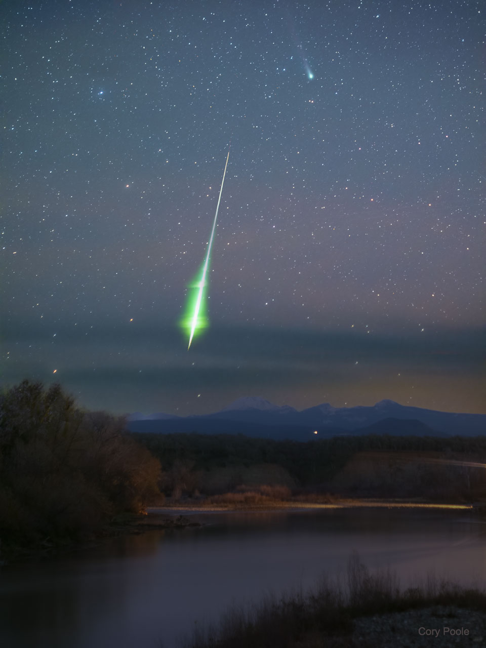 特色图片显示了伦纳德彗星在背景中，前景中有一颗亮绿色的火球流星。这张照片是从美国加利福尼亚州北部拍摄的。有关更多详细信息，请参阅说明。