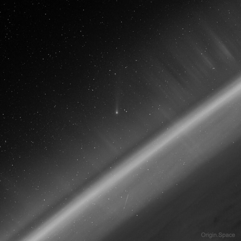从太空看李奥纳德彗星