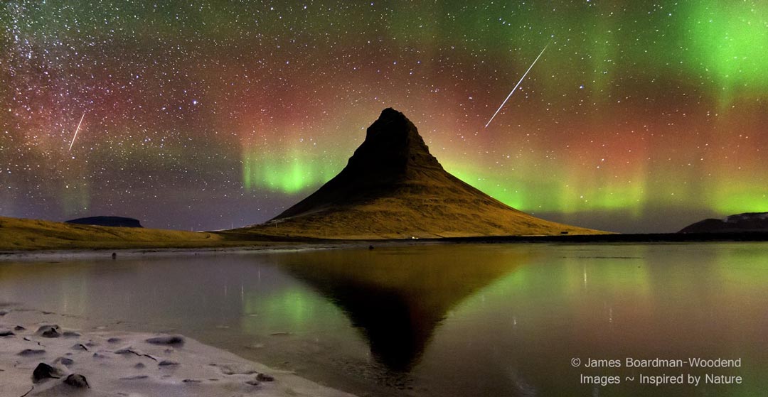 这张照片的前景是冰岛的一座火山，背景是来自2012年双子座流星雨的极光和流星。有关更多详细信息，请参阅说明。 