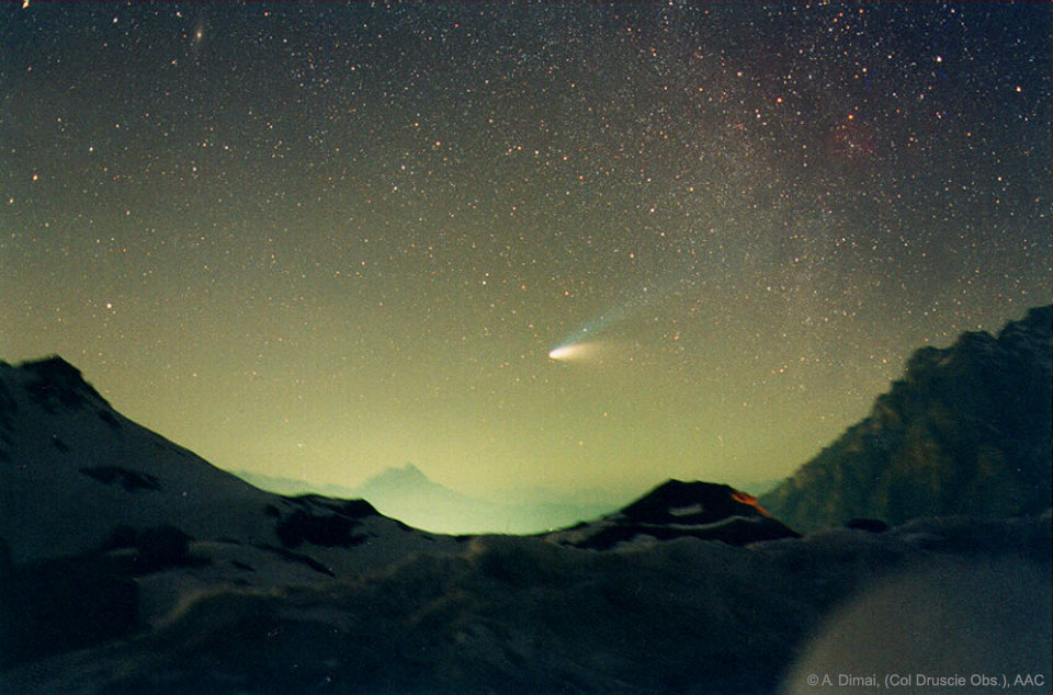 特色图片显示了1997年出现在多洛米特山脉上空的海尔波普彗星。有关更多详细信息，请参阅说明。