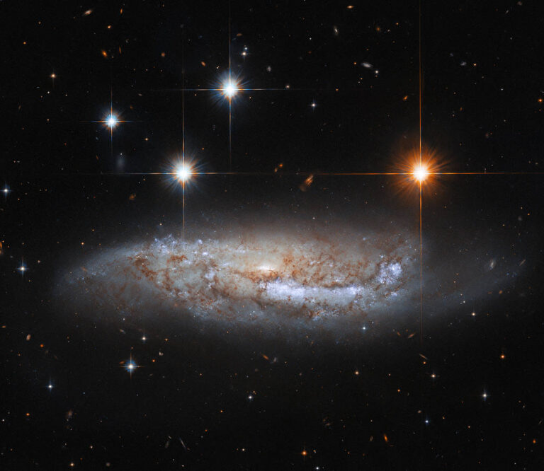 哈勃望远镜观测到一个有着爆炸历史的星系