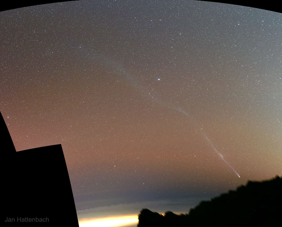 图片显示的是12月下旬在西班牙加那利群岛拍摄的带有很长离子彗尾的李奥纳德彗星。有关更多详细信息，请参阅说明。 