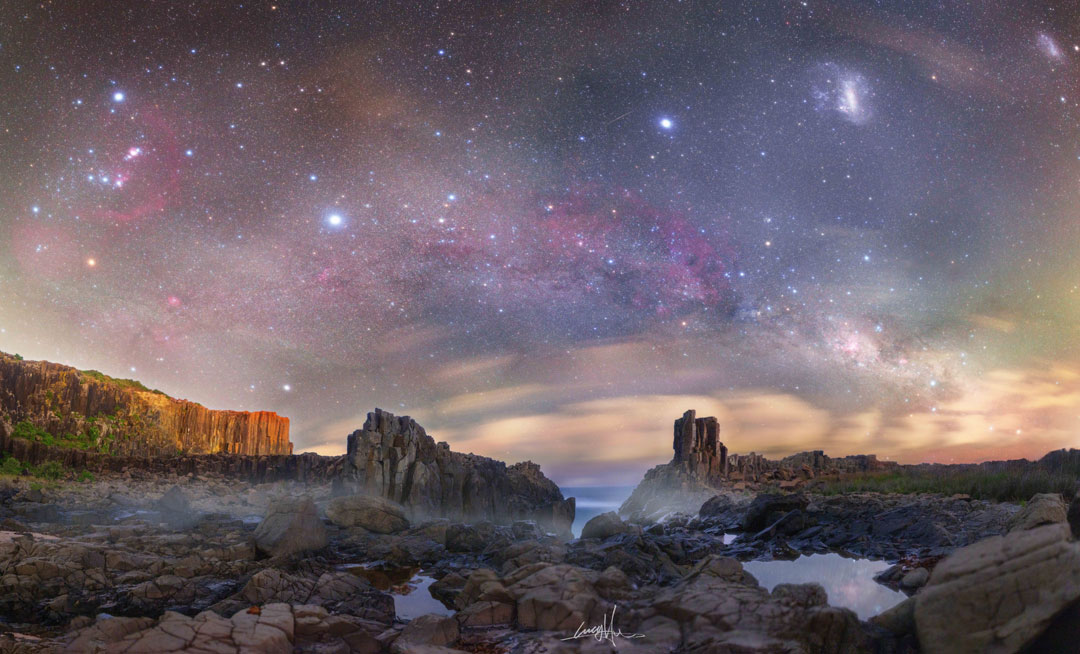 特色图片显示了从最左侧的猎户座到最右侧的南十字星座的南部天空景观。这张全景图是在2021年的最后几天从澳大利亚的邦博岬采石场地质遗址拍摄。请参阅说明以获取更多详细信息。 