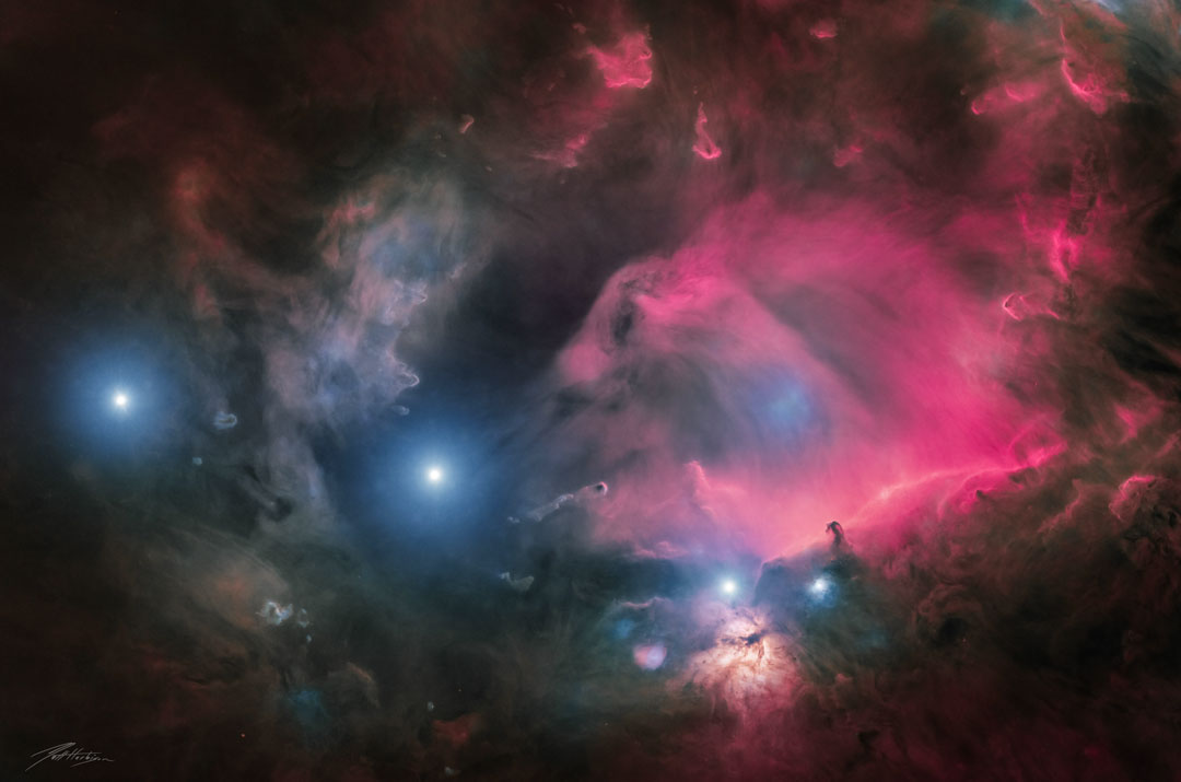 这张特色图片显示了猎户座三颗恒星的带，周围有尘埃和气体，但所有其他恒星都被移除了。请参阅说明以获取更多详细信息。