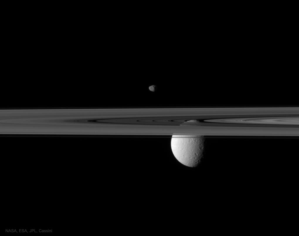 这张特色图片显示，2010年卡西尼号机器人任务拍摄到的土星环后方的土卫五和土卫十。
有关更多详细信息，请参阅说明。 