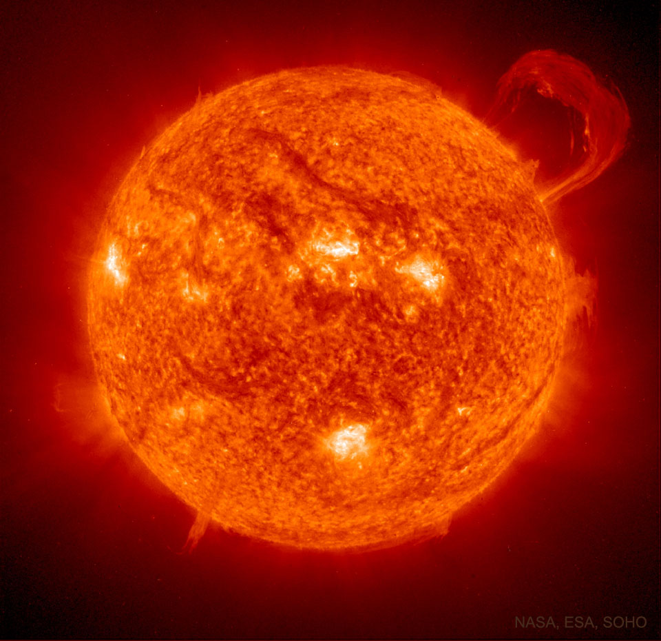 特色图片显示太阳在左上方有一个大的喷发日珥。这张照片是1999年用NASA的SOHO卫星拍摄的。请参阅说明以获取更多详细信息。