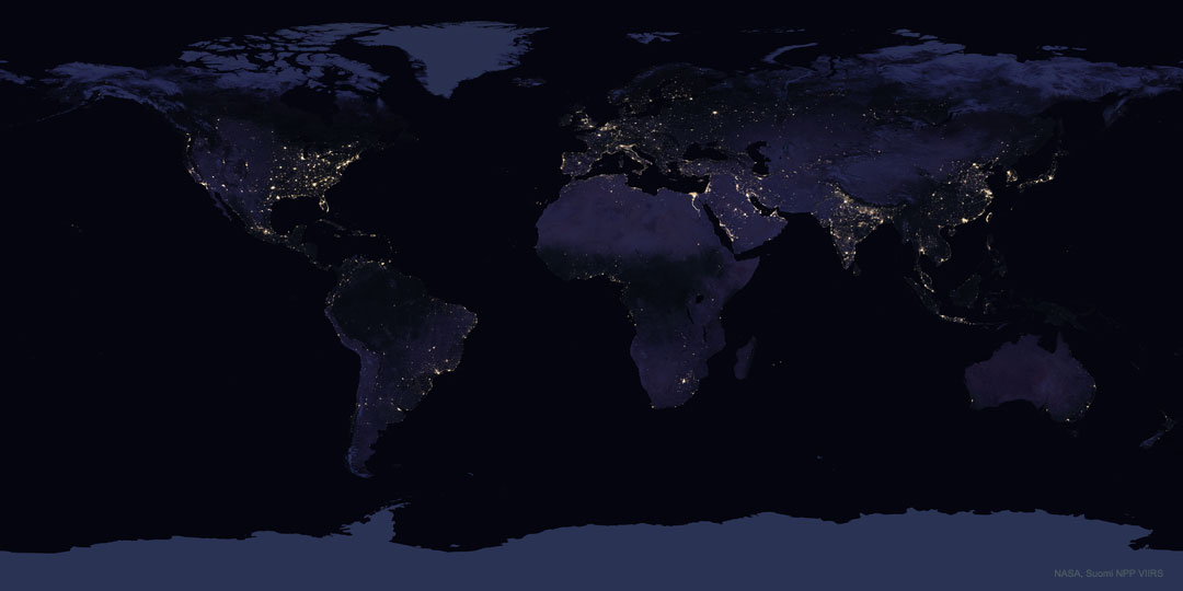 特色图片通过人造灯光展示了2016年夜晚地球的样子。该图像是由 Suomi NPP卫星拍摄的图像和数据合成的。请参阅说明以获取更多详细信息。