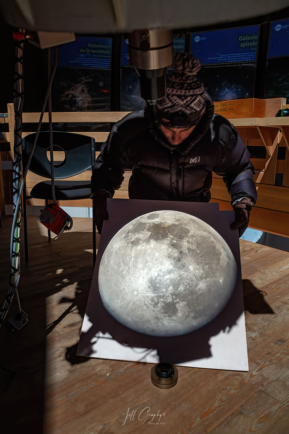 这张特色图片显示了最后一次满月通过法国阿尔卑斯山上一个中型望远镜的光学系统的方向投影。请参阅说明以获取更多详细信息。