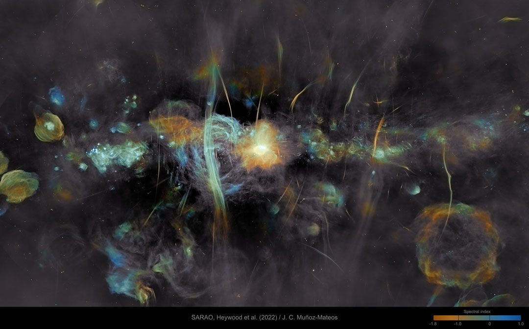 特色图像显示了我们银河系的中心，由狐獴阵列在无线电光中解析。许多超新星遗迹和不寻常的丝状结构是可见的。请参阅说明以获取更多详细信息。