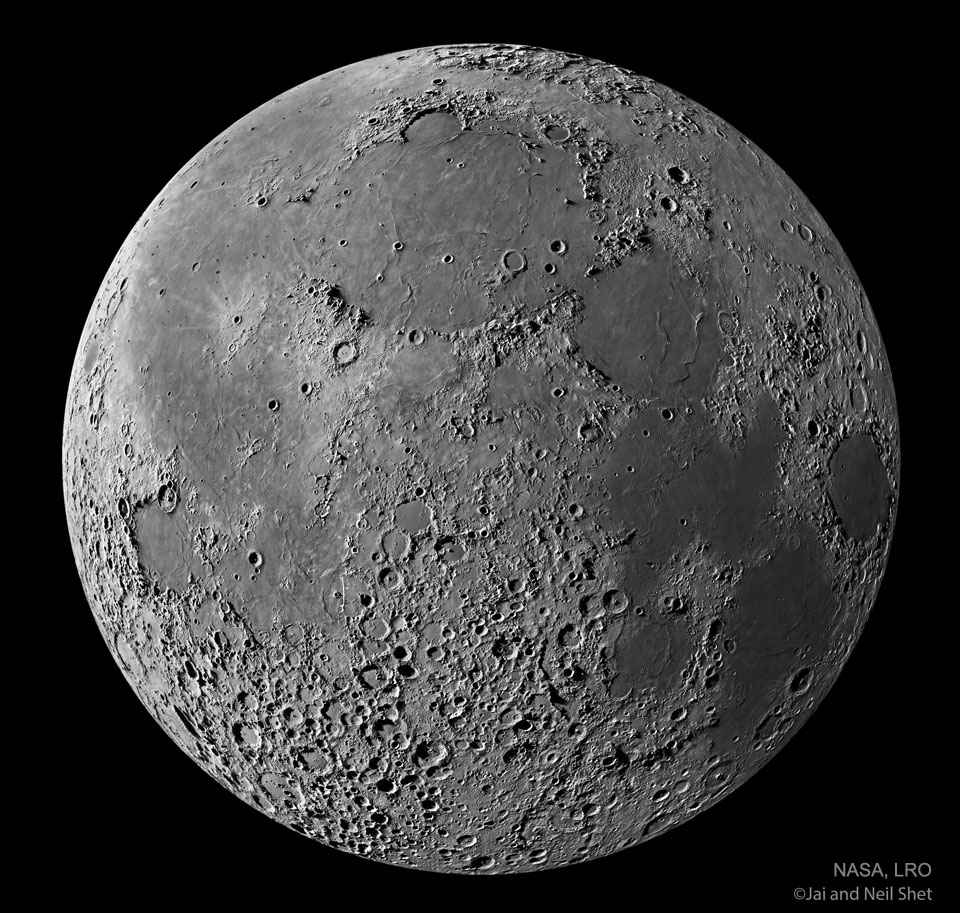 特色图像显示了由月球勘测轨道飞行器 (LRO) 返回的图像构建的满月。具体来说，使用了月面明暗交界线明亮一侧的图像，它非常详细地显示了月球表面。请参阅说明以获取更多详细信息。