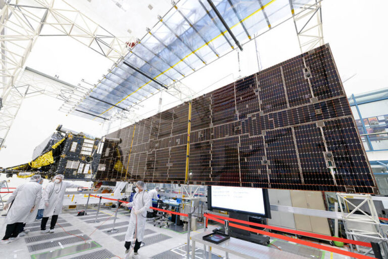 NASA的普赛克获得了巨大的太阳能电池阵列，用于前往富含金属的小行星