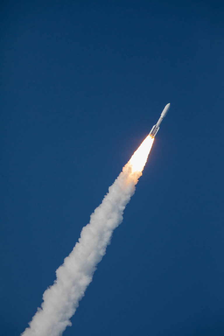 地球同步运行环境卫星-T发射升空