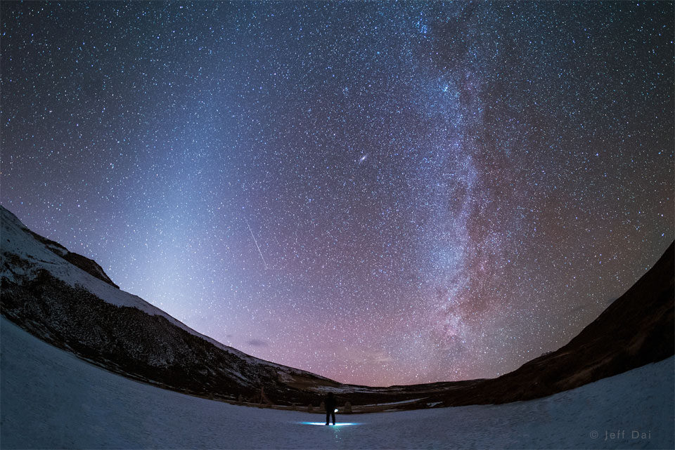这张特色图片展示了中国的夜景，左边是黄道光带，右边是我们银河系的中央光带。请参阅说明以获取更多详细信息。
