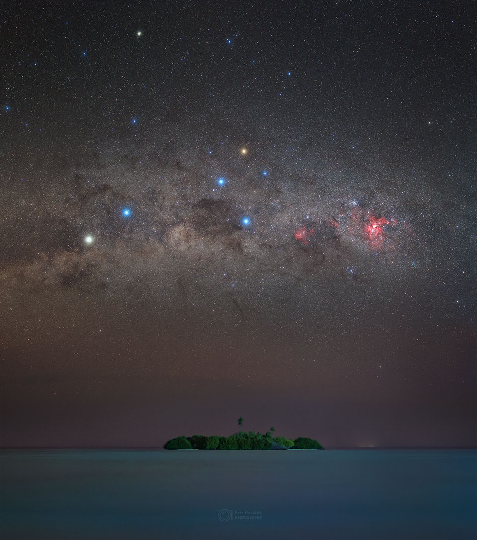 马尔代夫一个小岛上的天空图像。黑暗的天空包含南十字和半人马座南门二和马腹一。有关更多详细信息，请参阅说明。