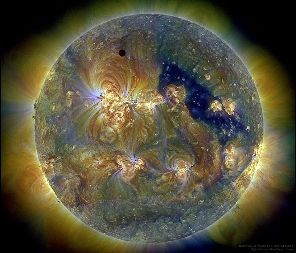 太阳在三个紫外线波段的图像，显示了金星的凌日圈、一个日冕洞和更多详细信息，请参阅说明。