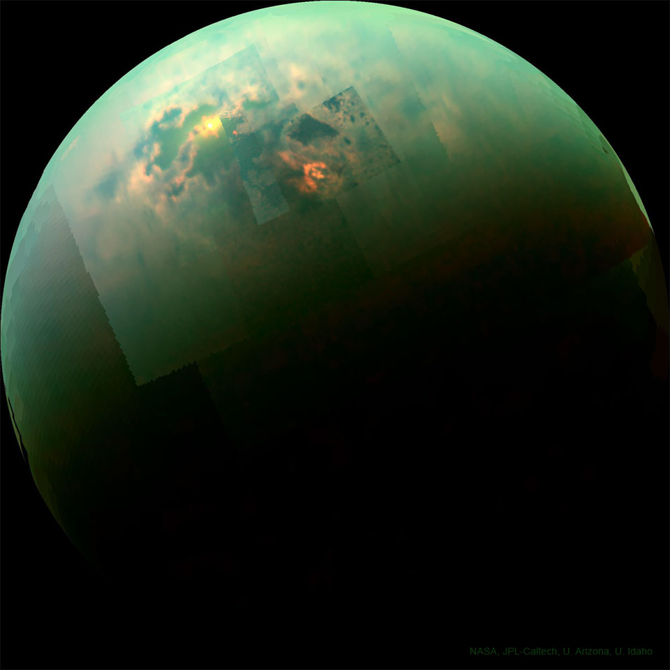 特色图像显示了2014年卡西尼号任务拍摄的的土星卫星土卫六。红外图像显示为绿色，包括来自海面的明亮阳光。有关更多详细信息，请参阅说明。