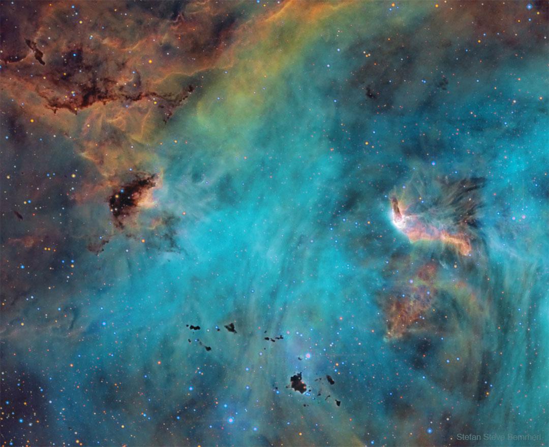 特色图片显示了IC 2944的中心区域，即跑鸡星云。可见的是恒星和密集的云层，有一天会形成恒星。如欲了解更多详细信息，请参阅说明。
