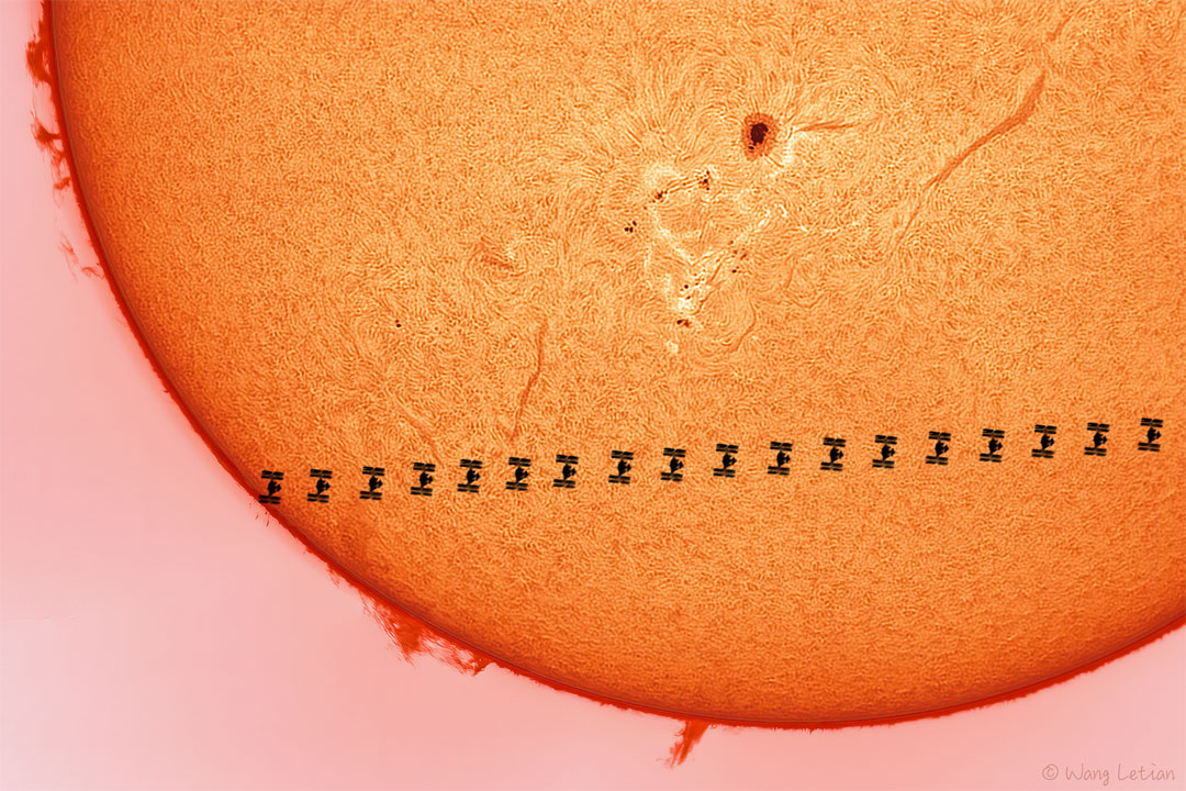 这张专题图片显示了国际空间站（ISS）凌越太阳表面的延时轮廓。太阳显示出泛红暗条、日珥和黑子。
有关更多详细信息，请参见说明。