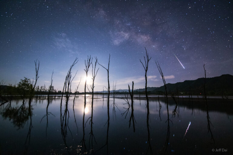 湖面上空的天琴流星