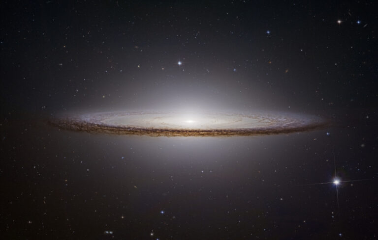 M104: 草帽星系