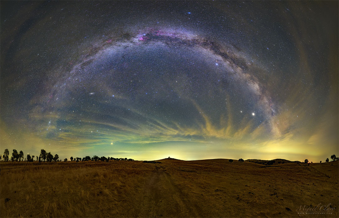 这张特色图片显示了葡萄牙默托拉草原上非常黑暗的天空。可见的夜空天体包括仙女座星系、明亮的织女星、行星木星、土星和火星，以及我们银河系的平面。
请参阅说明以获取更多详细信息。