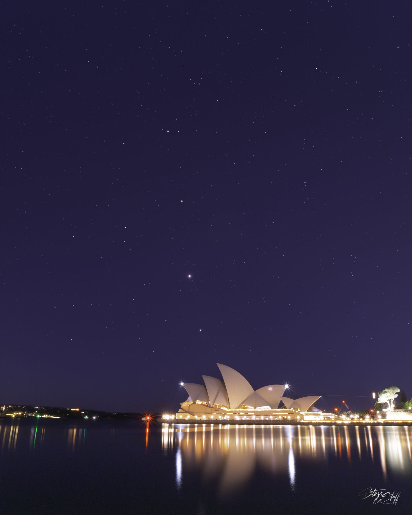 这张特色图片显示了四颗行星在澳大利亚悉尼歌剧院后面排成一行。这张照片是五天前日出前拍摄的。请参阅说明以获取更多详细信息。