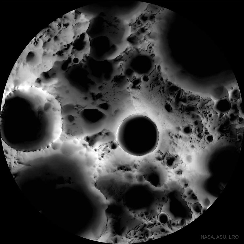 特色图像显示了月球南极永久阴影区域。这张照片是从许多照明角度拍摄的许多月球图像的合成，揭示了哪些部分永远不会受到阳光直射。请参阅说明以获取更多详细信息。