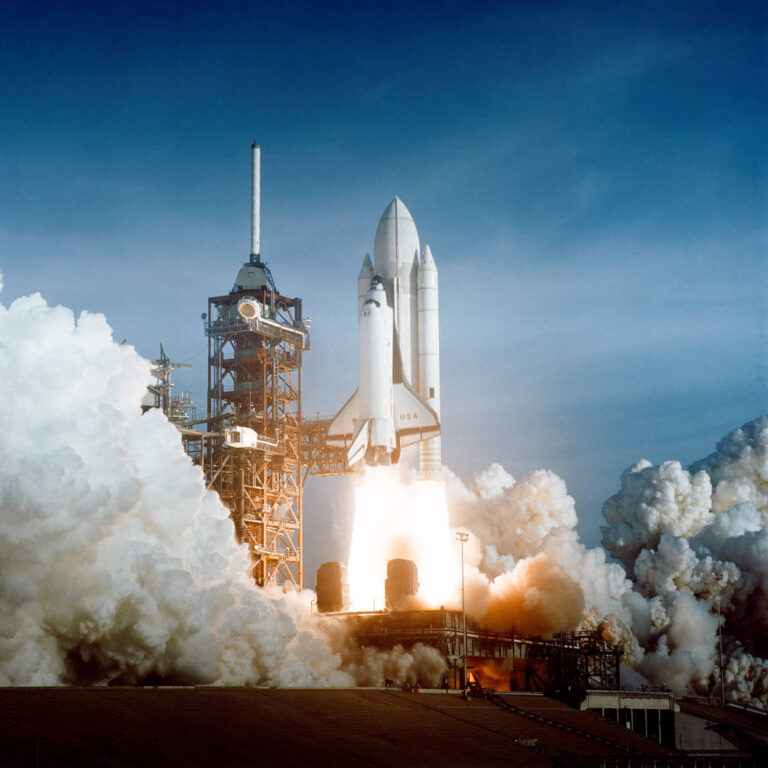 1981年4月12日：首次航天飞机任务发射