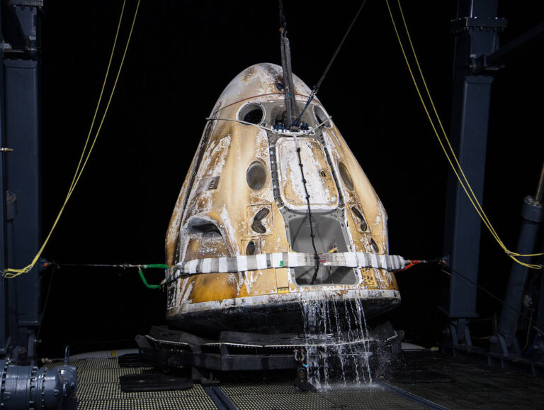 NASA的SpaceX Crew-3溅落