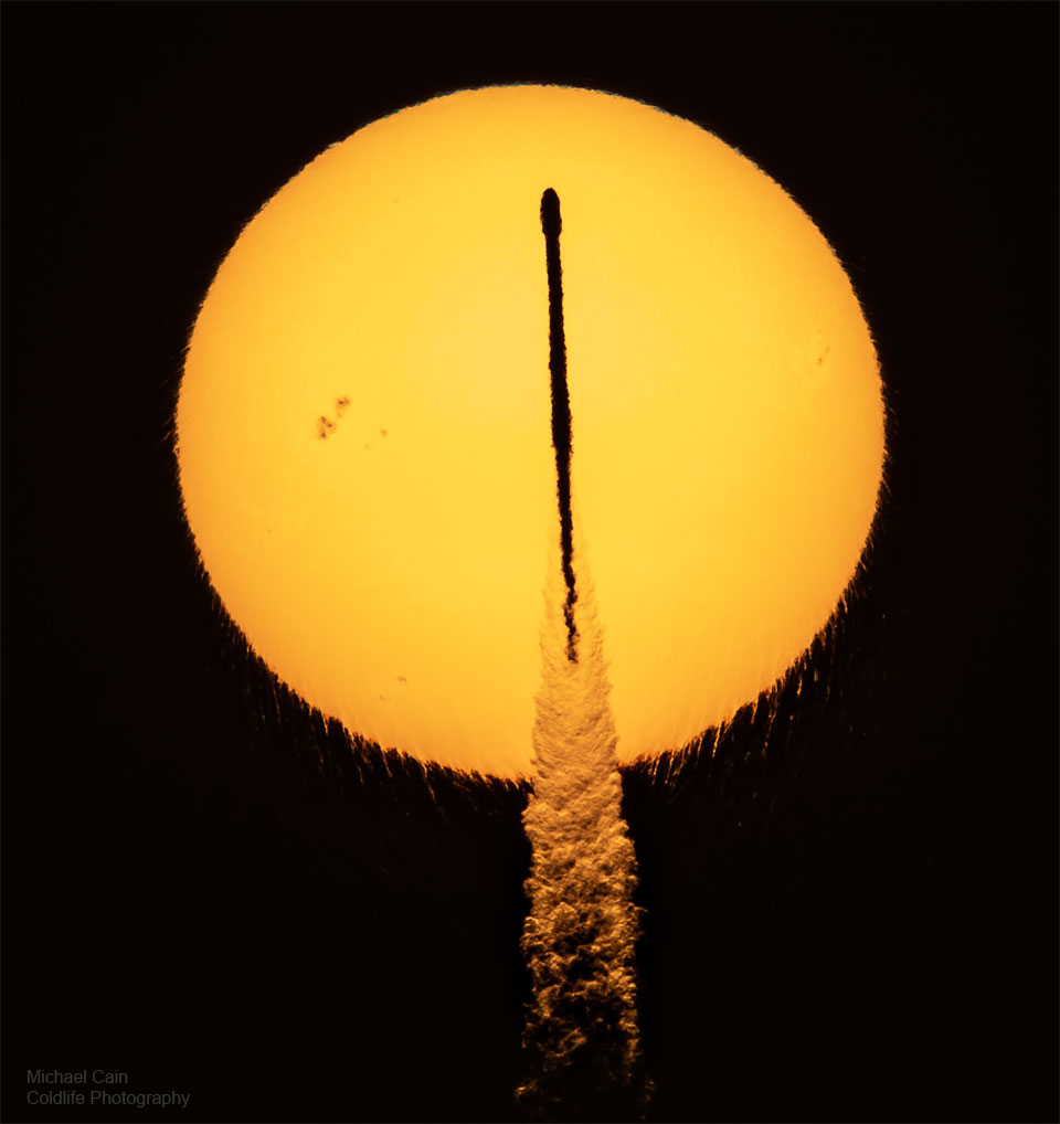 特色图片显示了5月中旬猎鹰9号火箭凌越太阳。火箭排气产生的热量使太阳的轮廓看起来像波纹一样。请参阅说明以获取更多详细信息。