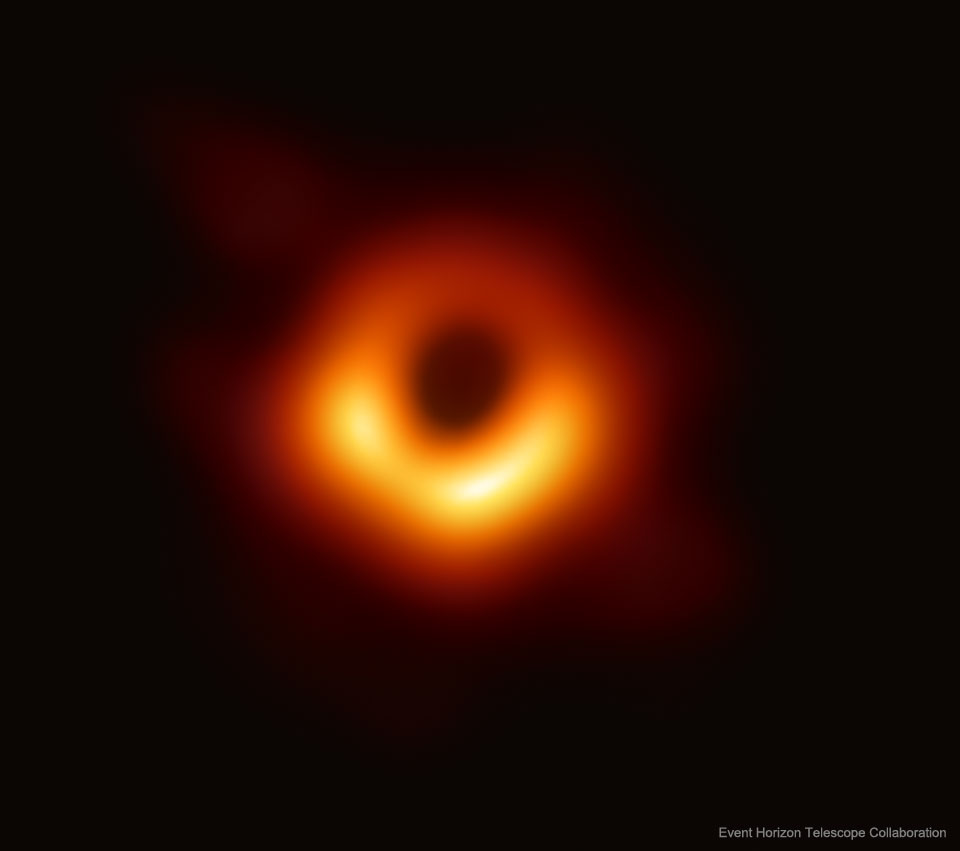 这张特写图片显示了一个黑洞，其细节前所未有，首次出现在2019年的视界事件上。该黑洞位于附近星系M87的中心。
有关更多详细信息，请参阅说明。